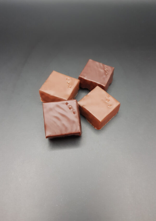 Gianduja, une pâte de noisettes délicatement mélangée au chocolat.