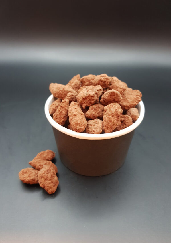 Amandes enrobées de praliné croquant, gourmandise sucrée artisanale.
