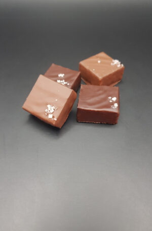 Fleur de sel, cristaux délicats pour sublimer vos plats.
