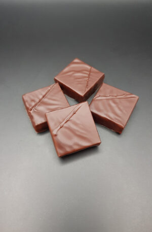 Grué de cacao, éclats de fèves de cacao torréfiées, intense et croquant.