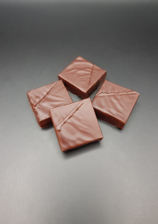 Grué de cacao, éclats de fèves de cacao torréfiées, intense et croquant.