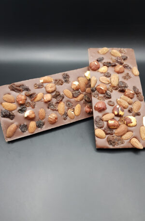 Chocolat au lait aux amandes, noisettes et raisins, un mélange délicieux et croquant.