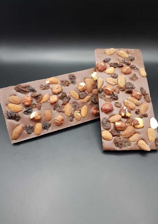 Chocolat au lait aux amandes, noisettes et raisins, un mélange délicieux et croquant.
