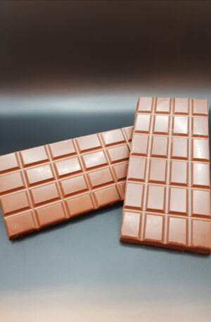 Tablette de chocolat au lait, douce et fondante.
