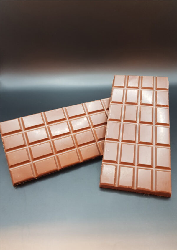 Tablette de chocolat au lait, douce et fondante.