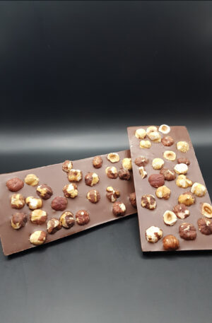Chocolat au lait aux noisettes, un mélange doux et croquant.