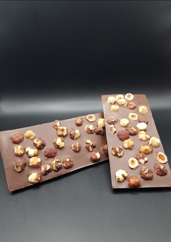 Chocolat au lait aux noisettes, un mélange doux et croquant.