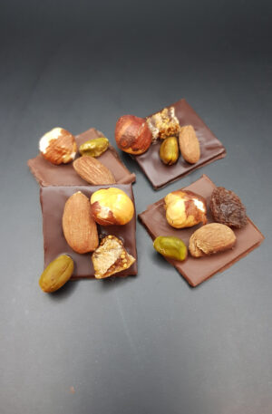 Mendiants, chocolat garni de fruits secs et de noix.