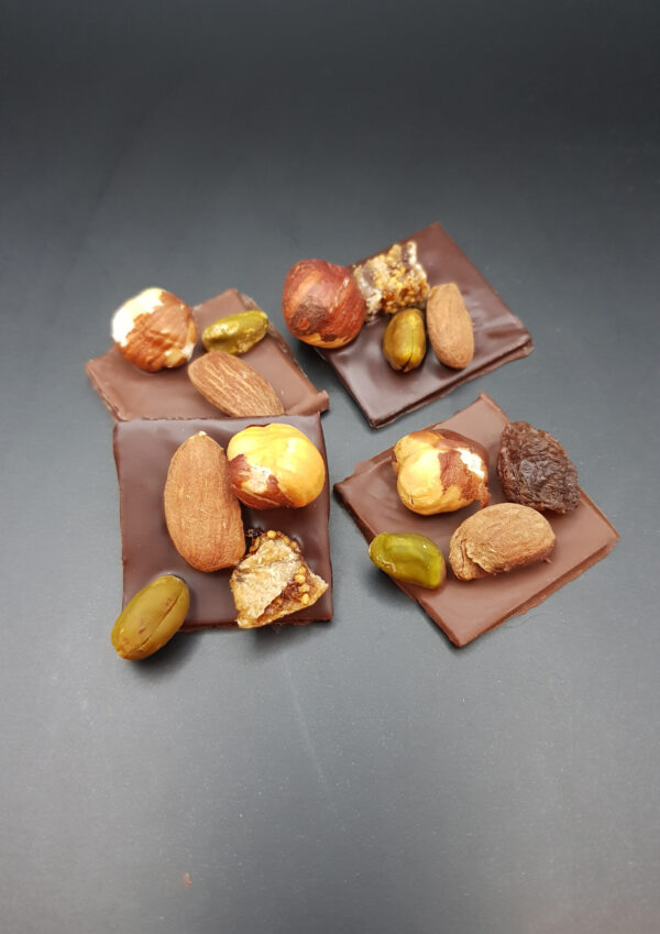 Mendiants, chocolat garni de fruits secs et de noix.