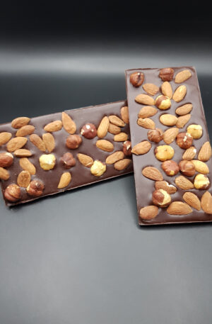Tablette de chocolat noir aux amandes et noisettes, un délice croquant et riche.