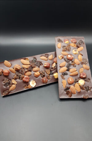 Tablette de chocolat noir aux amandes, noisettes et raisins, une explosion de saveurs