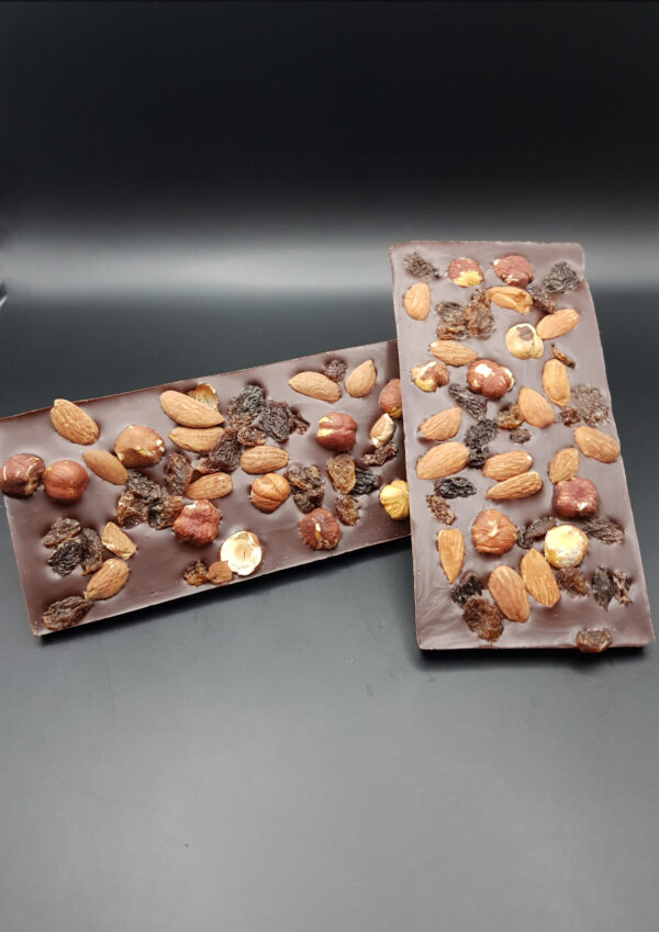 Tablette de chocolat noir aux amandes, noisettes et raisins, une explosion de saveurs