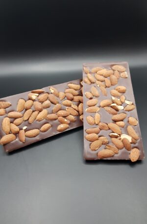 Tablette de chocolat noir aux amandes, un mariage parfait de croquant et de chocolat.