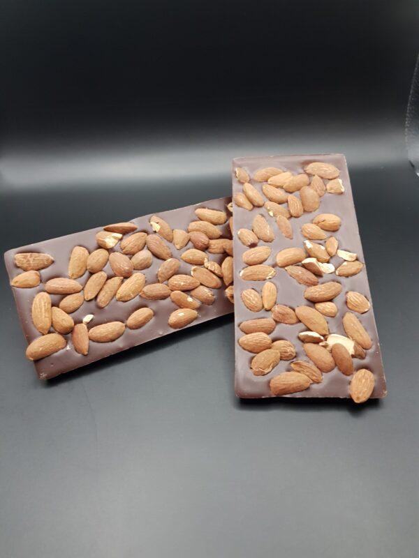 Tablette de chocolat noir aux amandes, un mariage parfait de croquant et de chocolat.
