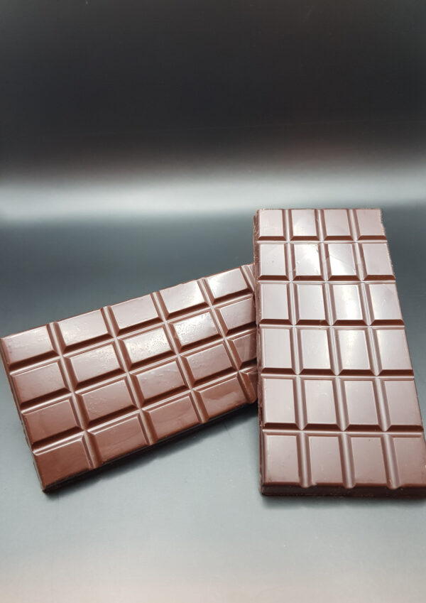 Tablette de chocolat noir, intense et savoureuse