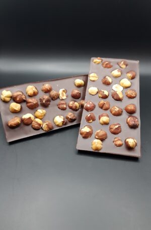 Tablette de chocolat noir aux noisettes, croquante et riche en saveurs.