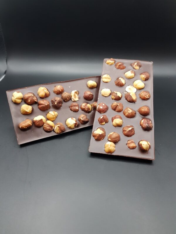 Tablette de chocolat noir aux noisettes, croquante et riche en saveurs.