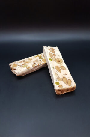 Barres de nougat tendre aux amandes, un délice sucré traditionnel.