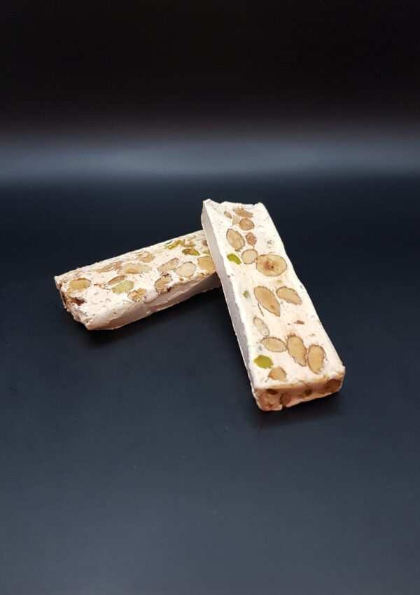 Barres de nougat tendre aux amandes, un délice sucré traditionnel.