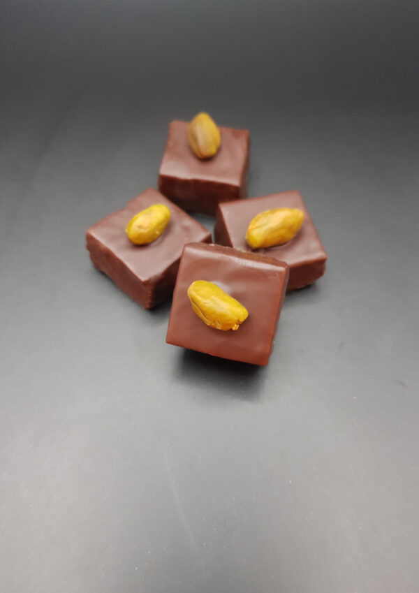 Chocolat à la pistache, une délicieuse fusion de chocolat et de pistache.