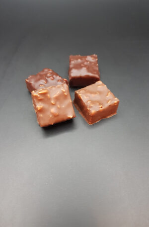 Rocher chocolaté, délicieuse bouchée croquante au cœur fondant.