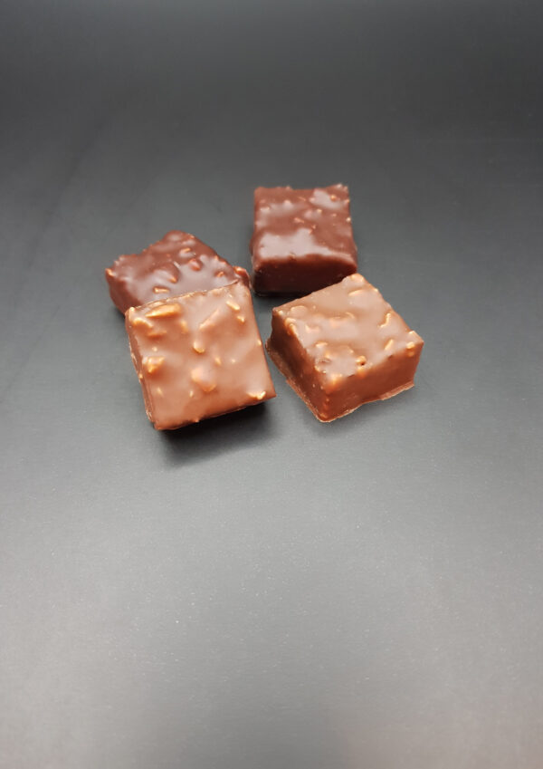 Rocher chocolaté, délicieuse bouchée croquante au cœur fondant.
