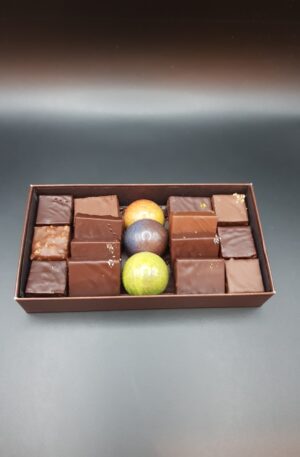 Boîte de chocolat, un assortiment exquis de douceurs chocolatées.