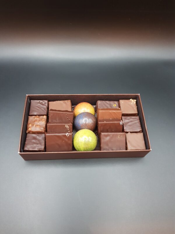 Boîte de chocolat, un assortiment exquis de douceurs chocolatées.