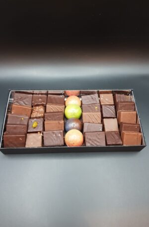 Boîte de chocolat, un assortiment exquis de douceurs chocolatées.