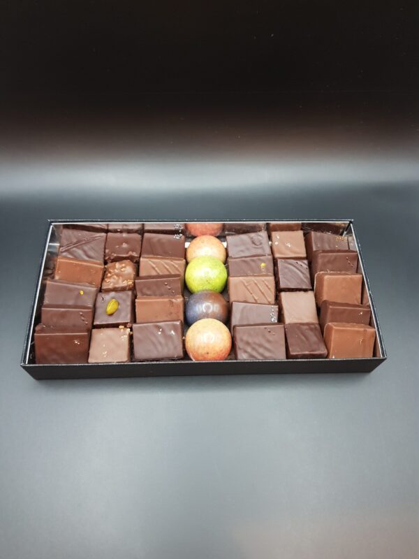 Boîte de chocolat, un assortiment exquis de douceurs chocolatées.