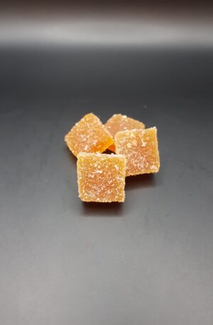 Pâte de fruit à l'abricot, douce et fruitée.
