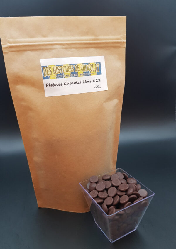 Pistole de chocolat, petites billes de chocolat pur.